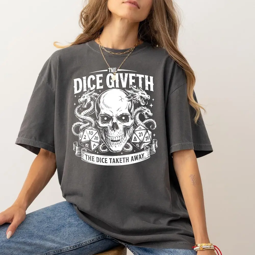 قميص The Dice Giveth and Taketh Away، هدية حفلة الزنزانة، تي شيرت RPG مضحك على الطاولة، قميص DnD Gamer Meme، قميص TTRPG Dice Roll Quote