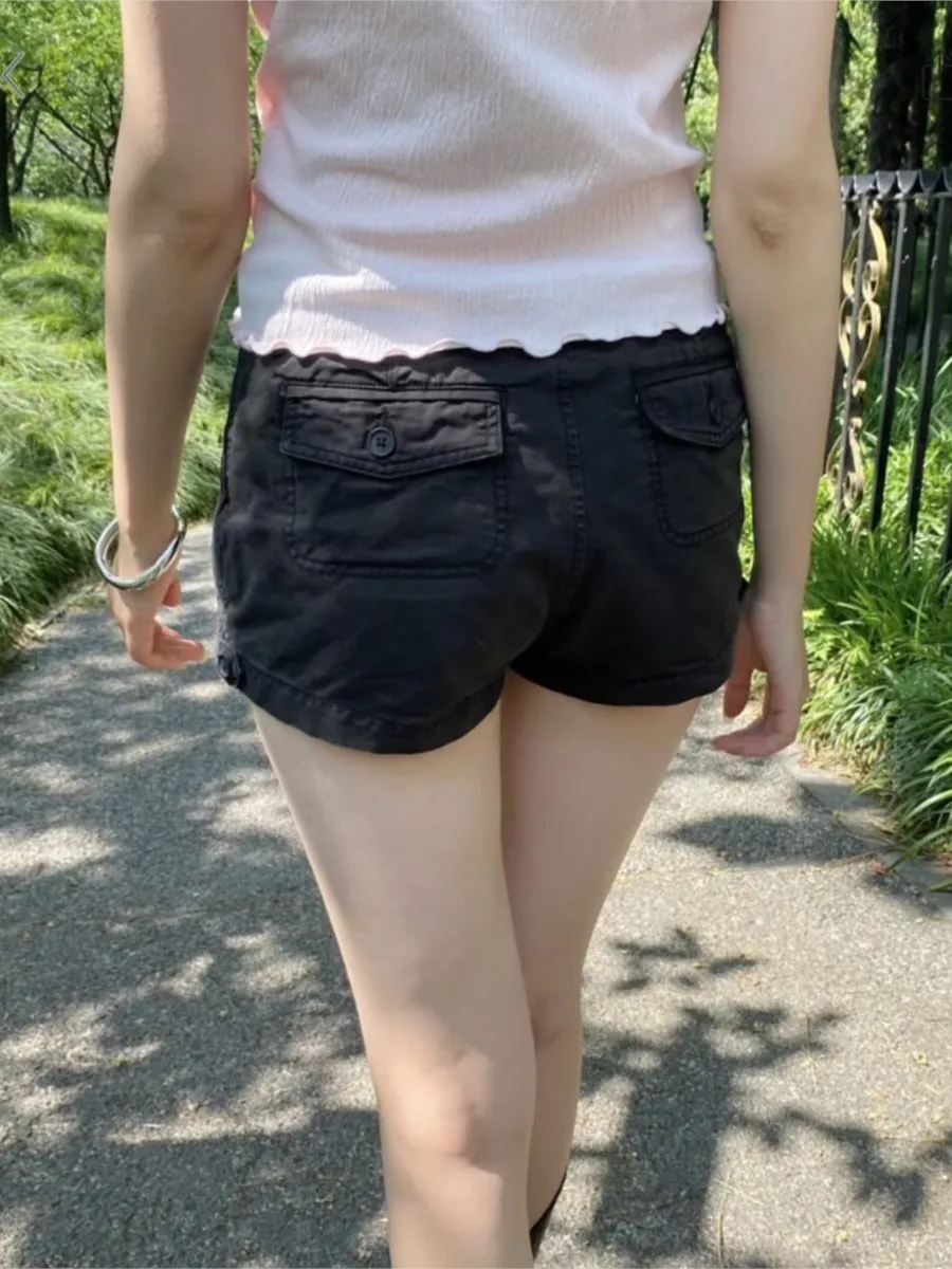Pantaloni corti neri vintage da donna in cotone estivo casual tasche larghe con bottoni elastici a vita alta pantaloncini cargo dolce chic