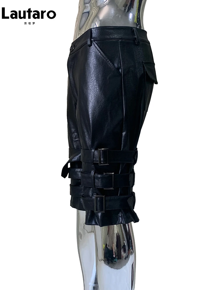 Lautaro شورت صيفي رائع من جلد البولي يوريثان باللون الأسود الصلب للرجال مع العديد من الحزام عالي الخصر قصير على الطراز الشرير ملابس Emo على الموضة الأوروبية