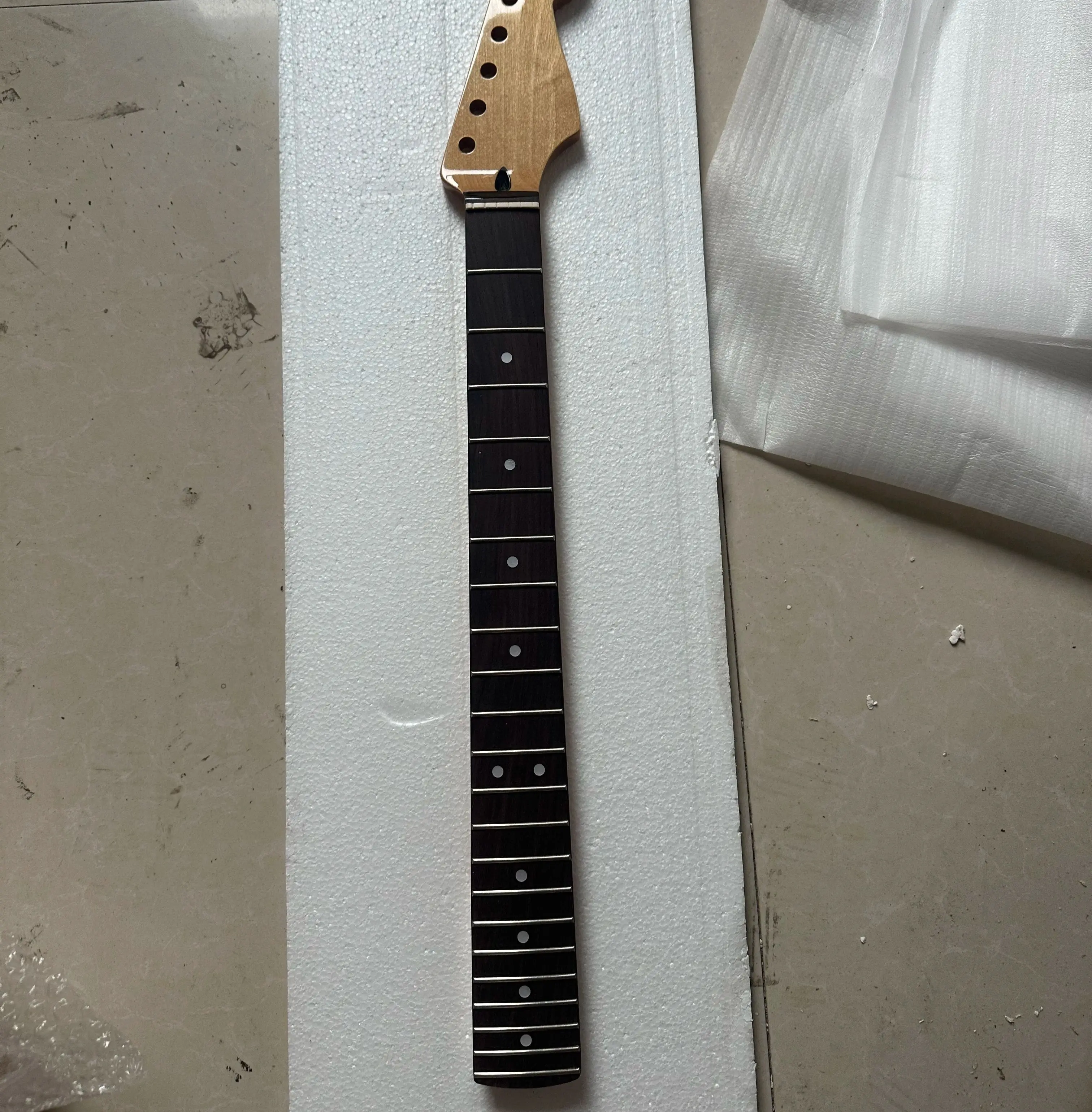 guitar-neck-for-st-style-canada-maple-essencial-color-gloss-finished-replacement-neck-rosewood-fretboard-56cm-heel-255-inch