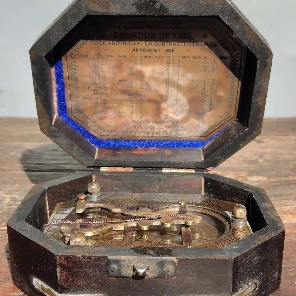 Old Tibetan reflux pure copper old compass compass length. 5 cm wide. 5 cm high 8.7 cm weight 150 grams