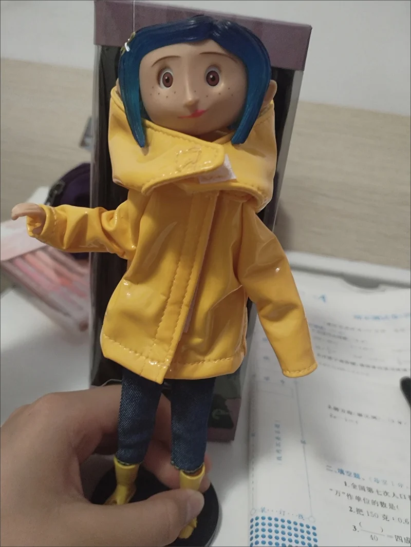 NECA Coraline Puppe Anime Gelenkfigur Der Geheime Regenmantel Pullover In Gestreiftes Hemd Spielzeug LA Mädchen Dekoration Modell Spielzeug Geschenke – Detail 1