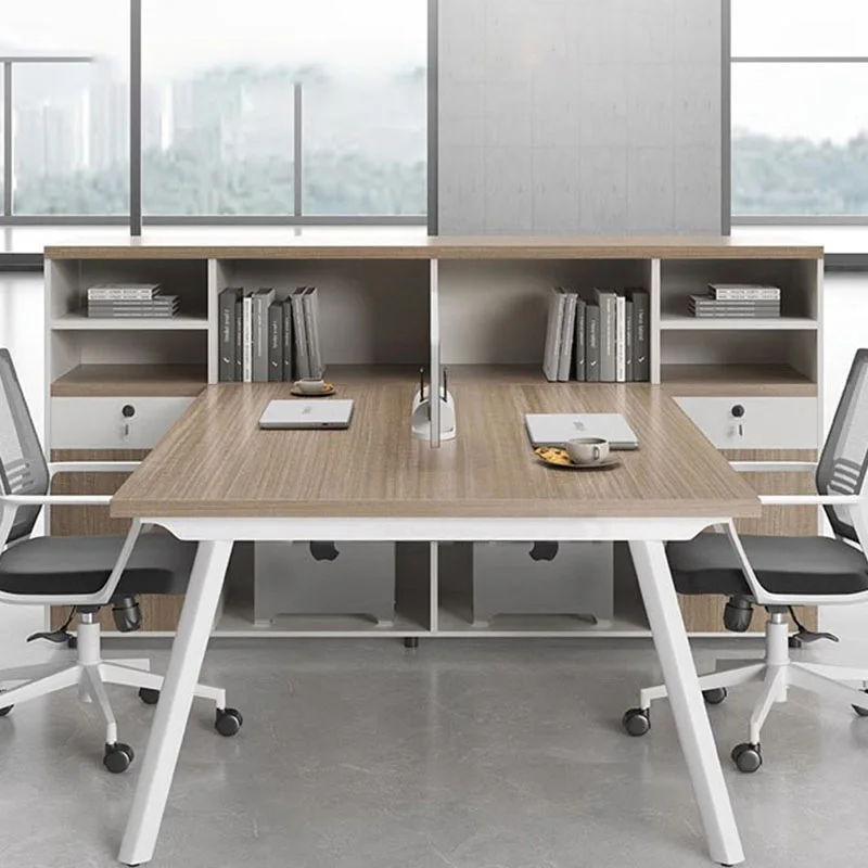 Bureau moderne pour quatre personnes avec double écran de séparation et chaise, idéal pour les employés de bureau financier