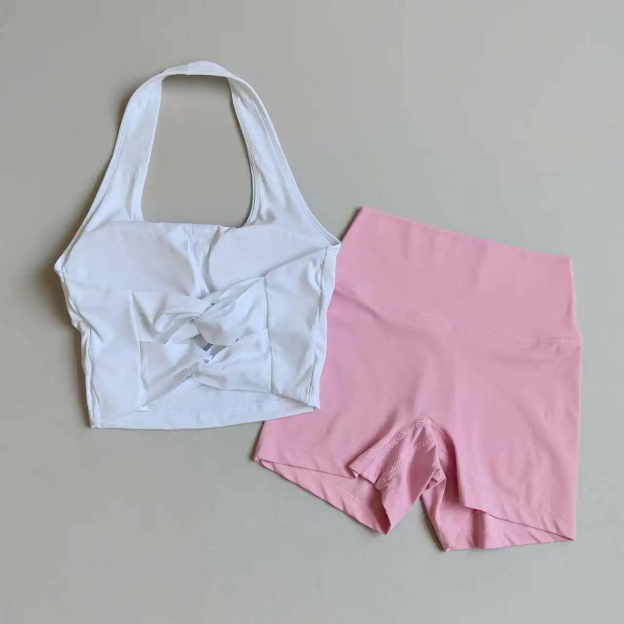 Sexy Yoga-Set mit Neckholder-Top, Pfirsichfarbenem Sport-BH und Hochgeschnittenen Shorts für Damen, Pilates, Yoga, Fitness, Trainings- und Gym-Set – Detail 6