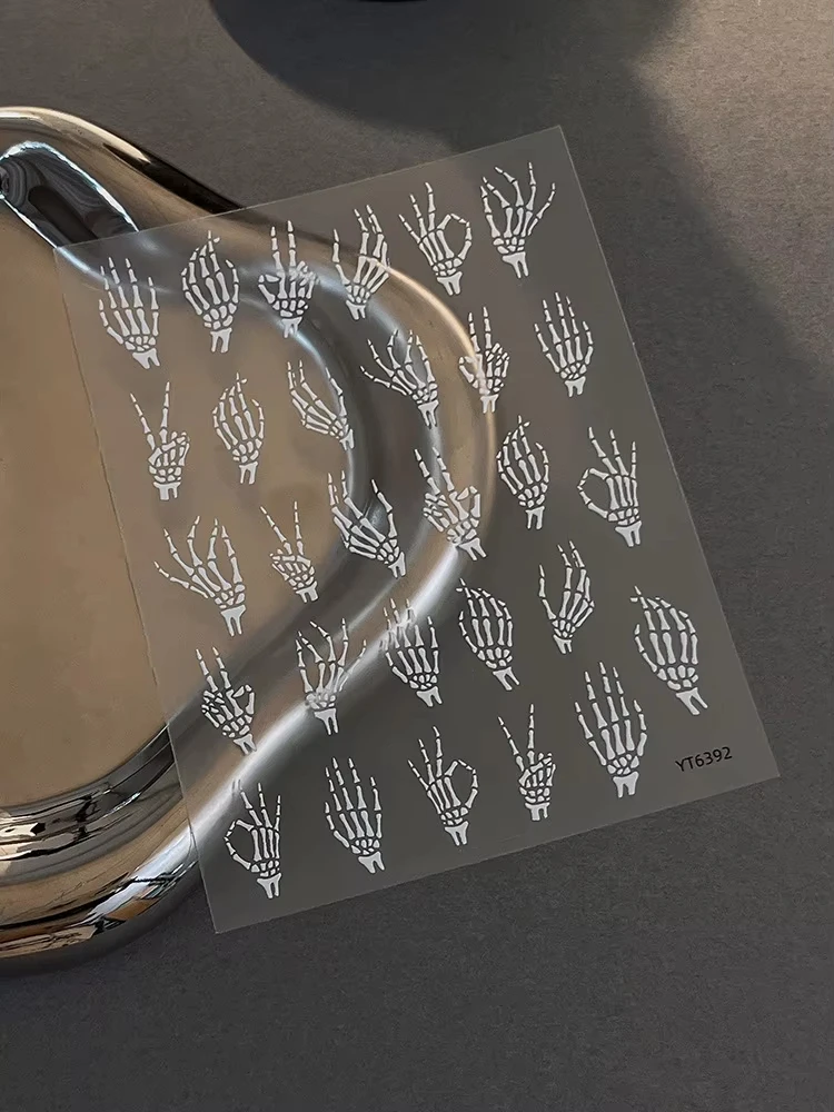 Halloween-Serie Totenkopf-Handknochen-Nagelaufkleber, dunkler Stil, 3D-geprägte Dekorationen, geeignet für Mädchen, die im Horror-Stil lieben.