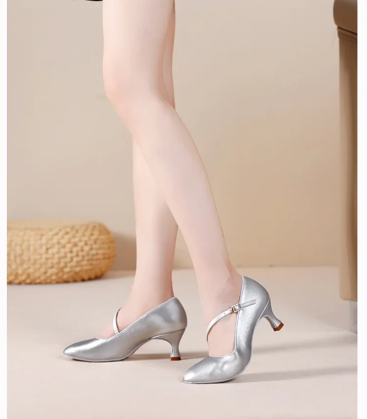 Professionelle moderne Tanzschuhe für Damen aus Leder, Tanzschuhe mit Wildledersohle und hohem Absatz für den Ballsaal, für Indoor-Training und Auftritte. – Detail 9
