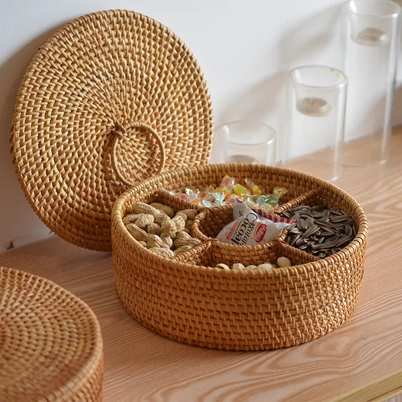 

Natural Rattan Box 5 Grid Handwoven Basket for Candy Nuts Snacks Rattan Divider Storage Box with Lid Jewelry Storage Case