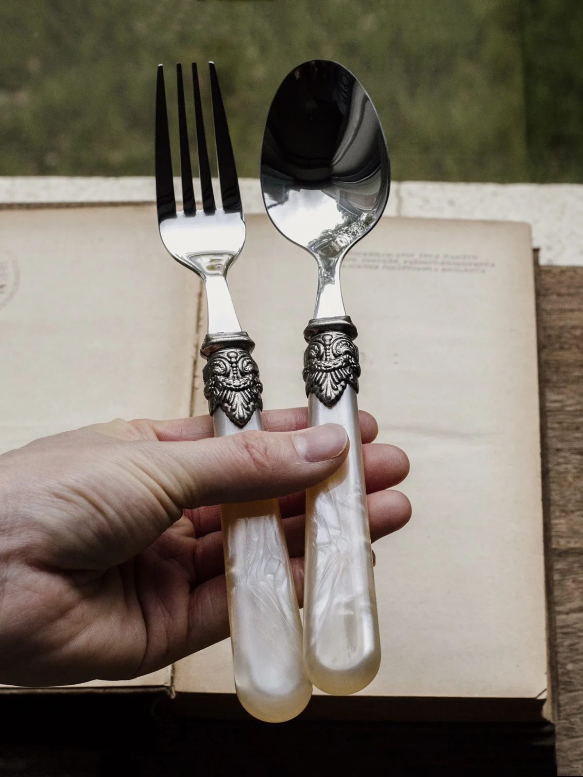 Retro Baroque Relief Tea Colored Ell Handle Spoon Fork Dert Set 304 Stainl Steel Western Dining Utensils Set For Adults