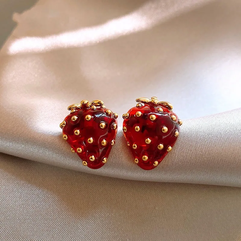 

Vintage Sweet Red Love Heart Strawberry Stud Earrings for Women Gentle Elegance Stylish Earrings Travel Charm Jewelry Daily Wear
