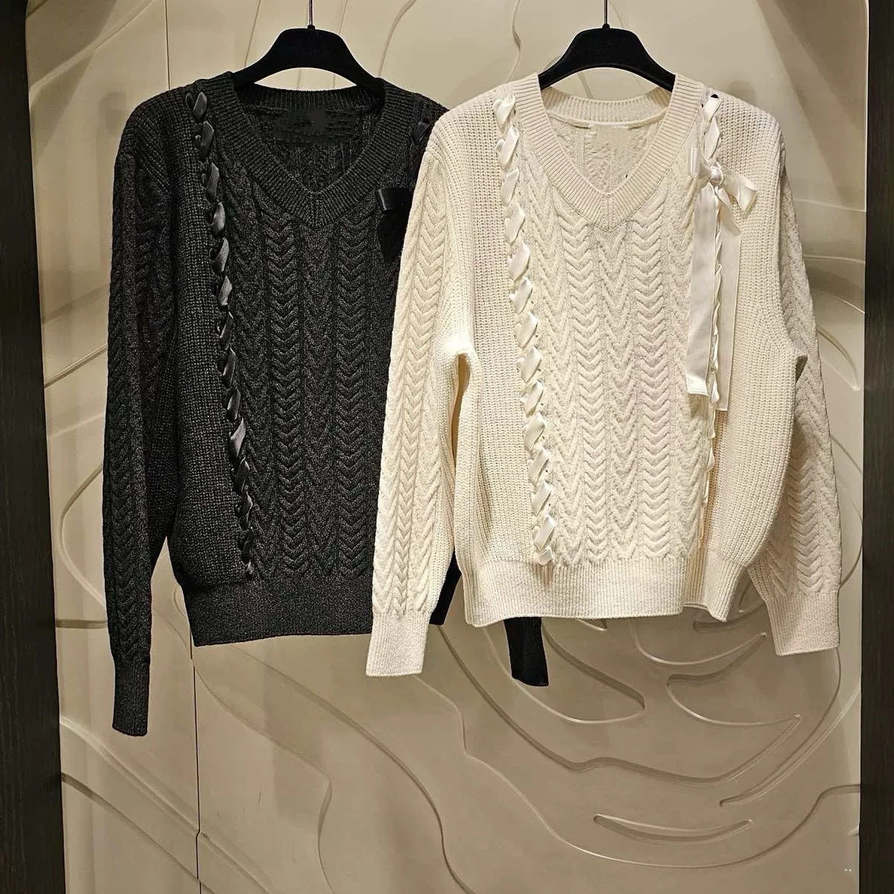 เสื้อไหมพรมถักลายเลมอนชีสแบบหวานๆ ช่วยชะลอวัย ดีไซน์ผูกปมเว้าช่วงอก ทรงหลวม แขนยาว คอวี...