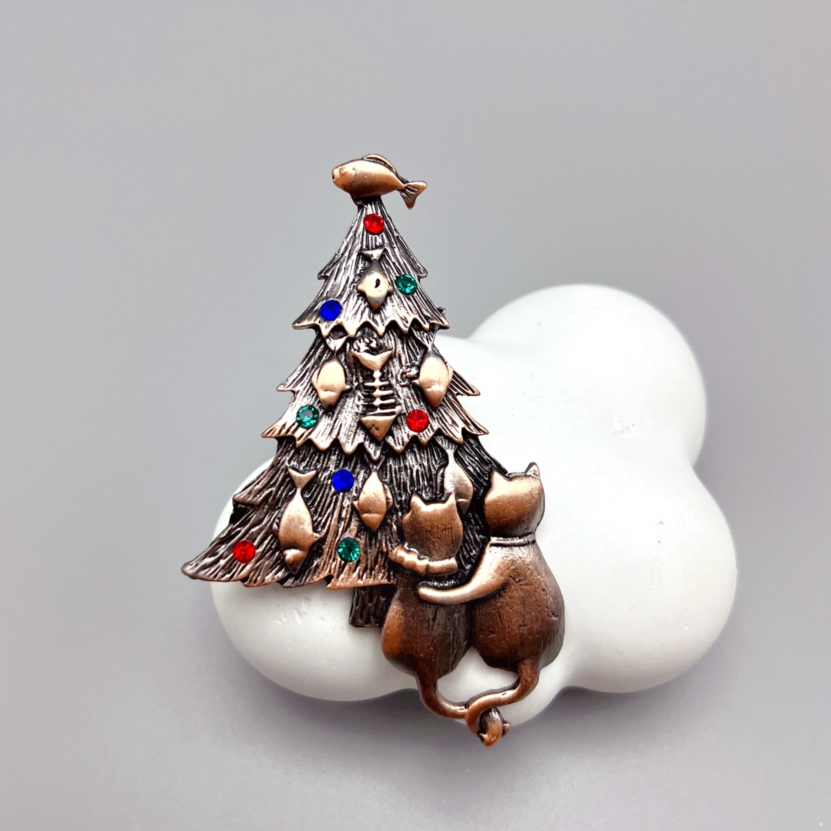 Vintage Lover Cats Under Christmas Tree Brooch Pin For Women and Kid Jewelry Gift