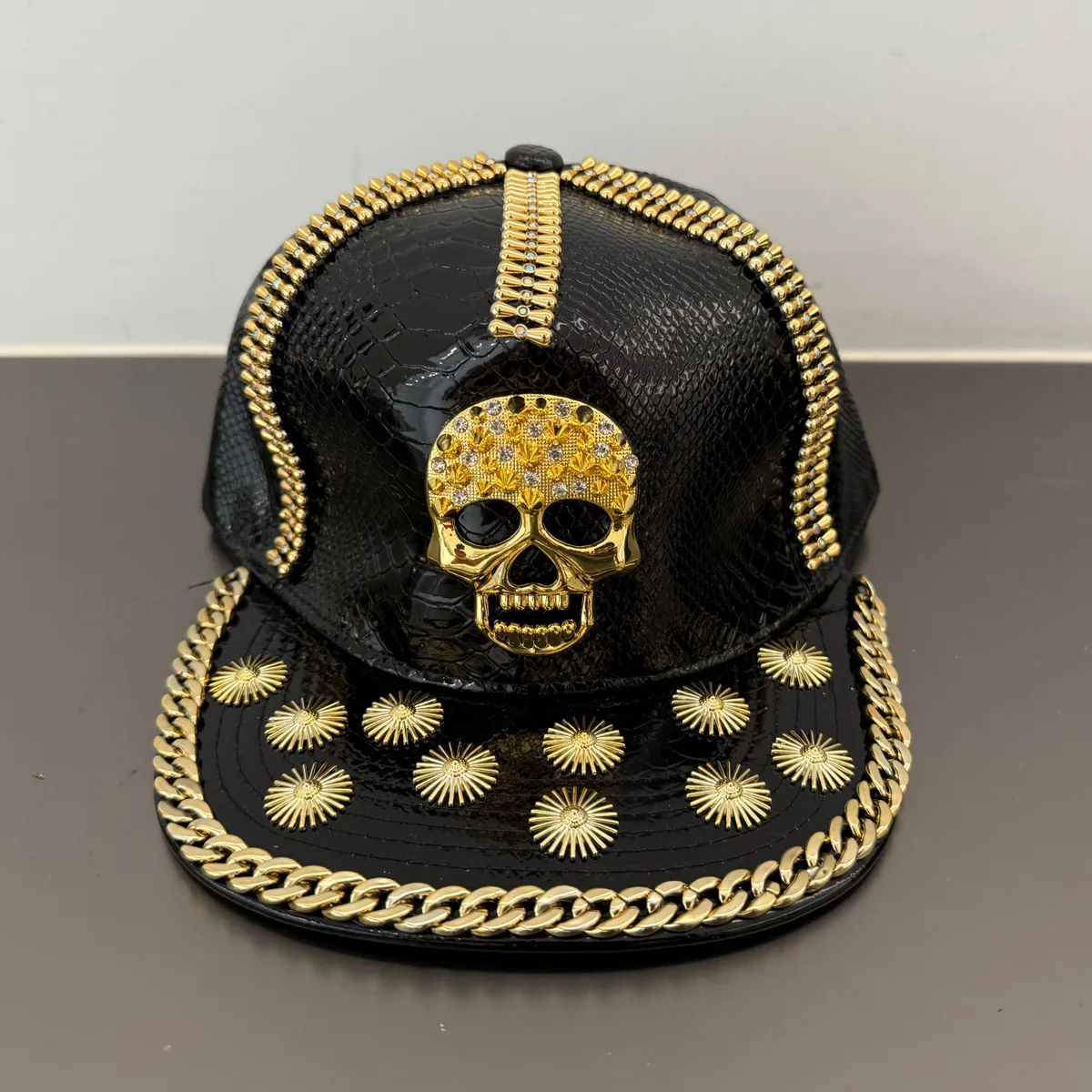 Cool Black Gold Skull Chain Hip Hop Caps for Men and Women PU Crocodile Patterned Stage Party Punk Style Flat Brimmed Hat