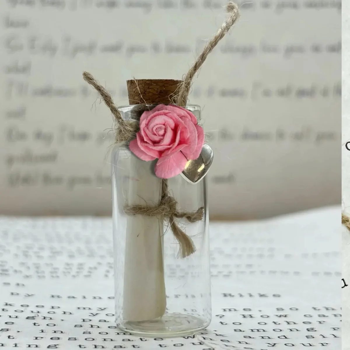 Mini nota de mensaje pequeña en una botella, carta de amor, mini poema, carta de amor de papel pergamino, carta personalizada, nota de amor que mantiene
