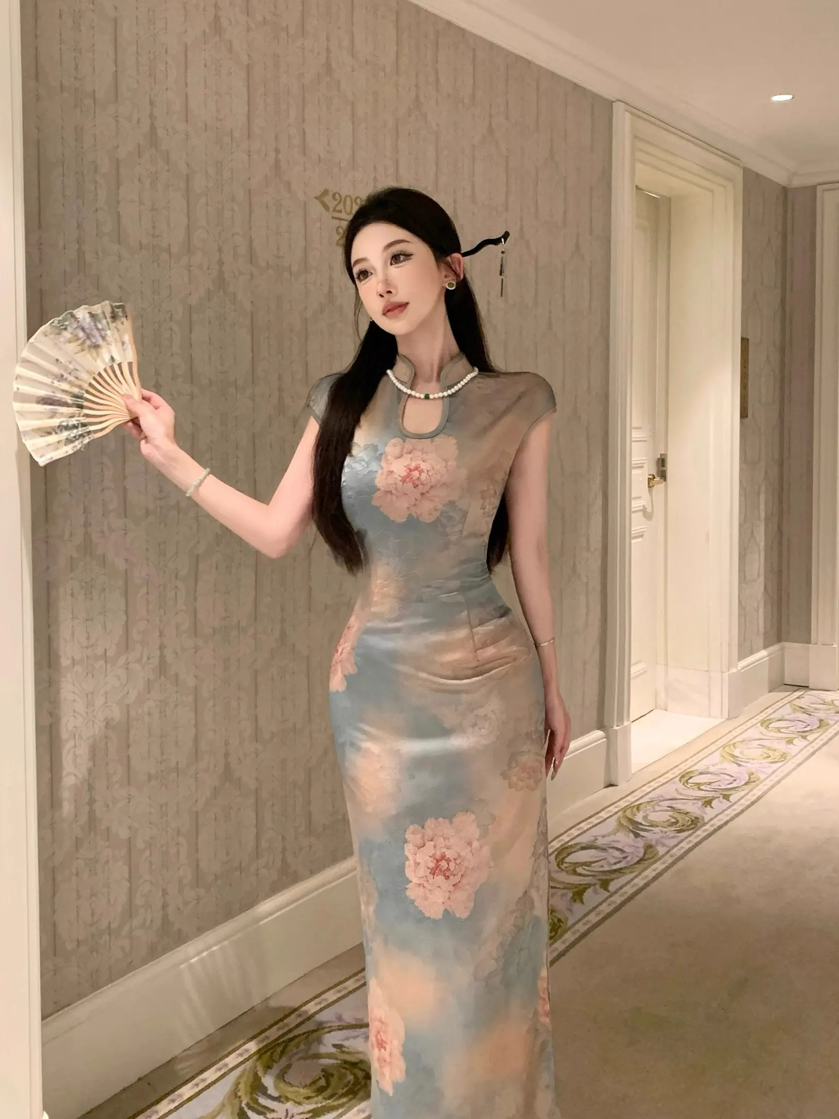 

Новое китайское платье-ципао в национальном стиле с атласной поверхностью, вышивкой и воротником-каплей, из полиэфирного волокна