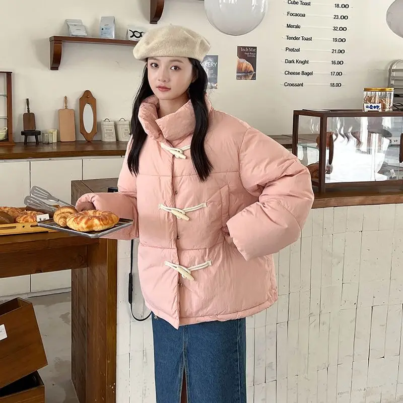 

Новая розовая бархатная куртка-пальто 2025 года для женщин: теплая зимняя модель с пуговицами, компактный размер, хлопковая верхняя одежда