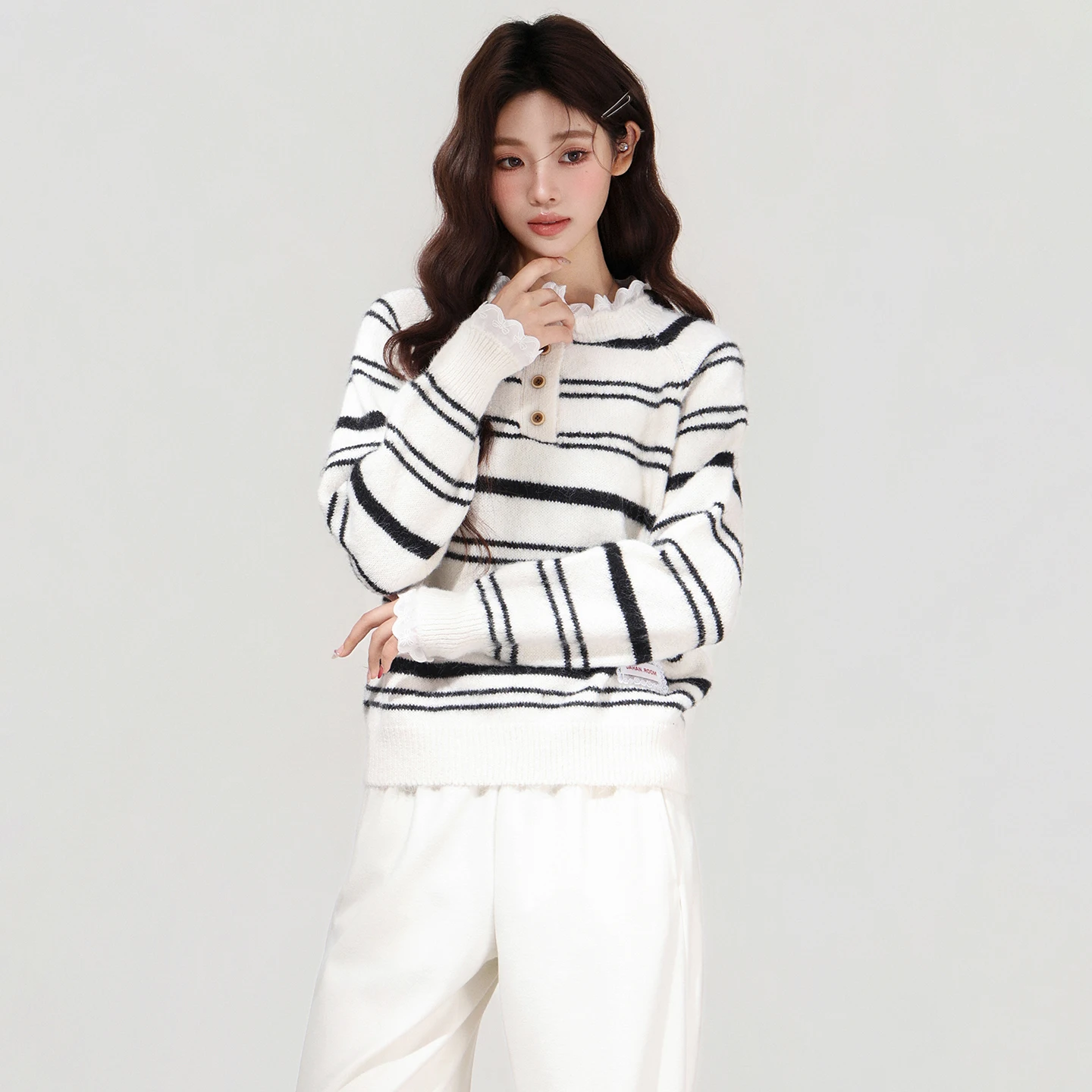 Suéter de rayas blancas con borde de hoja de loto para mujer, nueva colección Otoño/Invierno 2025, estilo perezoso y lujoso