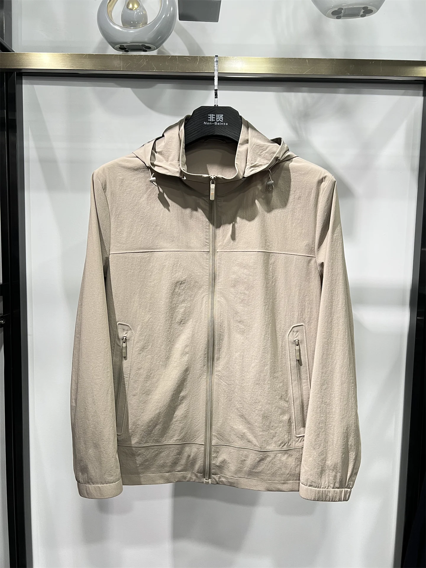 

Мужская демисезонная куртка Non-Saints: тонкая, приталенная, ветрозащитная, с длинными рукавами, на молнии, укороченная, для весны и лета.