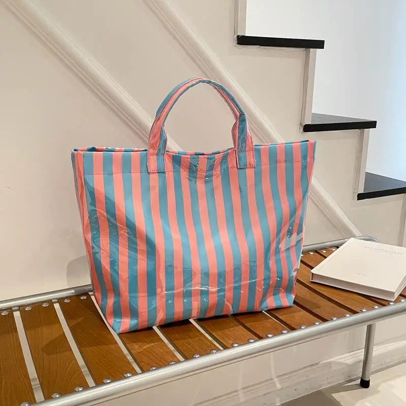 Diese wasserfeste PVC-Tragetasche verfügt über ein rosa-blau gestreiftes Design, ein großes Fassungsvermögen und eignet sich für Strand-Einkäufe. – Detail 1