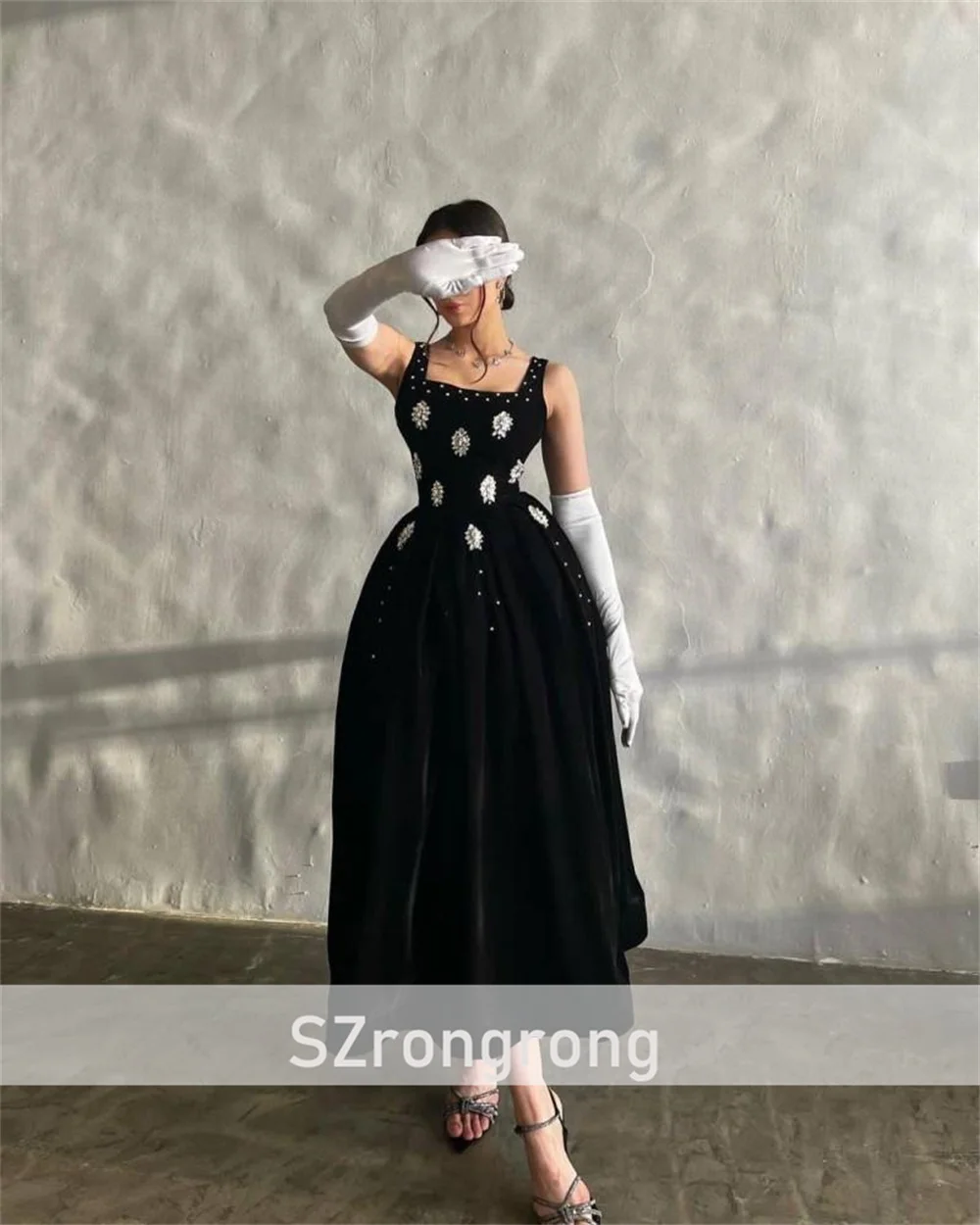 Elegantes, rückenfreies, saudi-arabisches Kleid mit quadratischem Kragen und Velet-A-Linie, knielanges Abschlussball-Partykleid mit Kristall. Maßgeschneidertes Vestido-Kasament