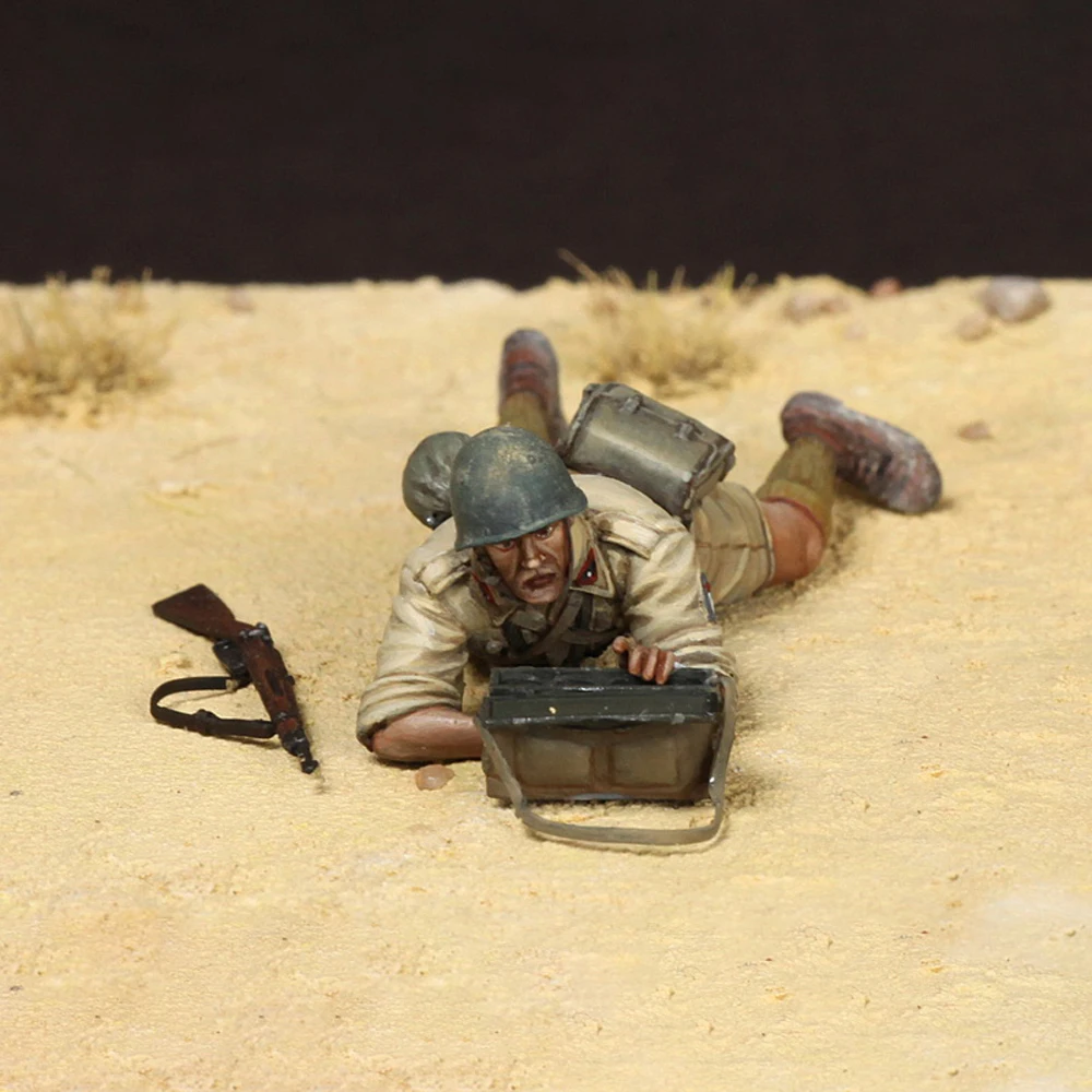 1/35 Scale Doll Model Kit - Two Soldier Figure - Military Theme - Unassembled and Unpainted - 351C
