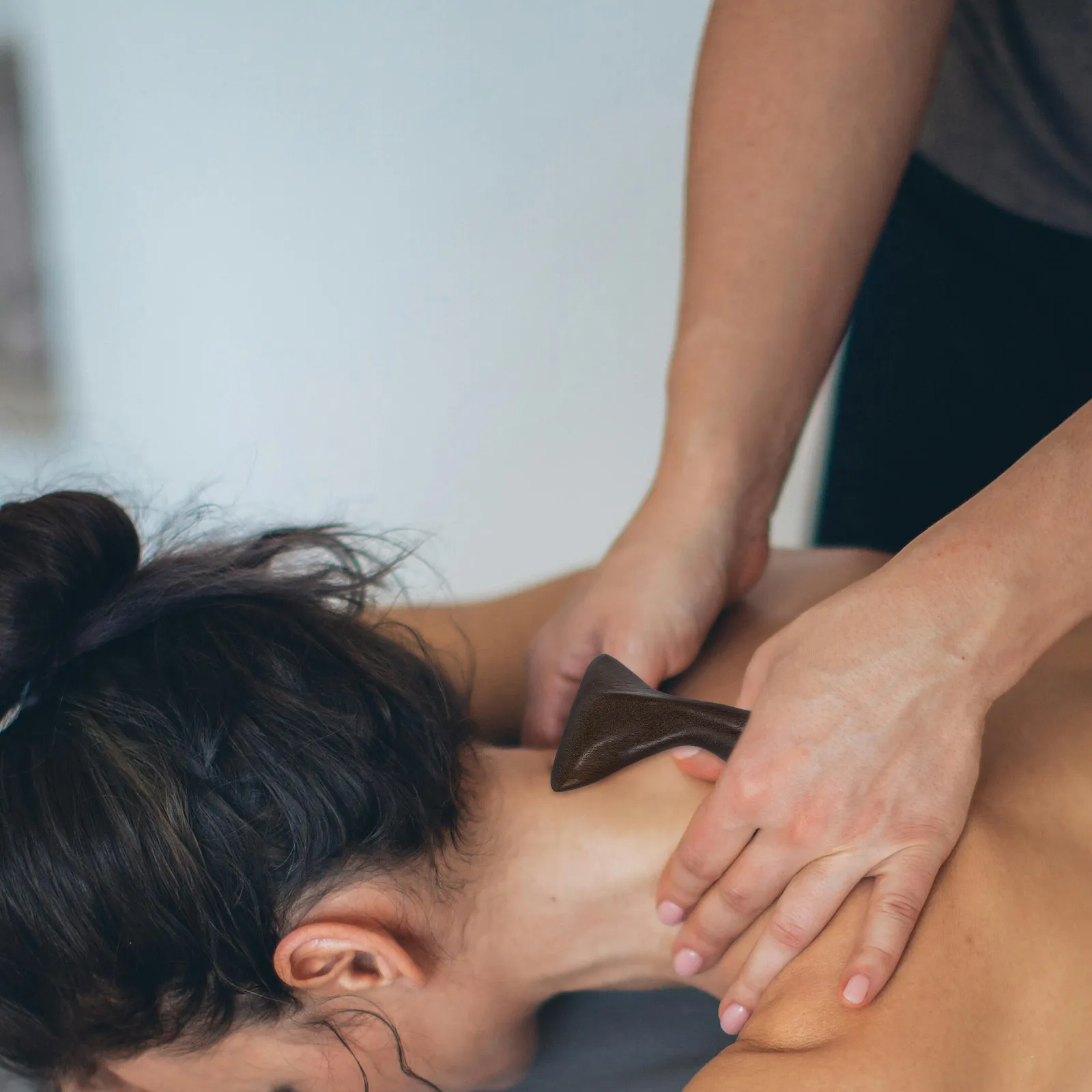 

Деревянный массажер Гуаша из сандалового дерева в форме рыбьего хвоста для массажа лица и тела, портативный ручной массажер для скребковой терапии