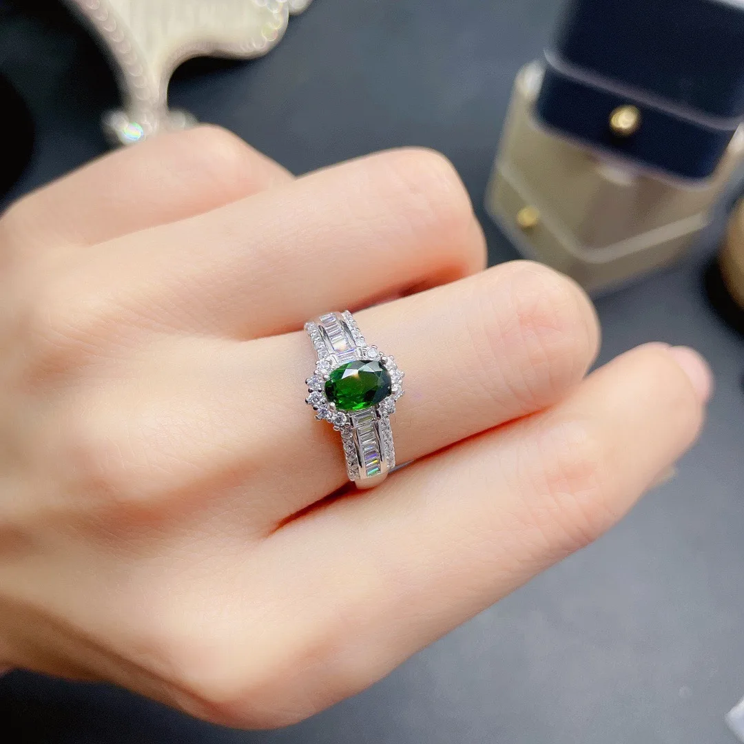 Douyin imitation natural diopside ring female T square diamond emerald color treasure row ring female ring