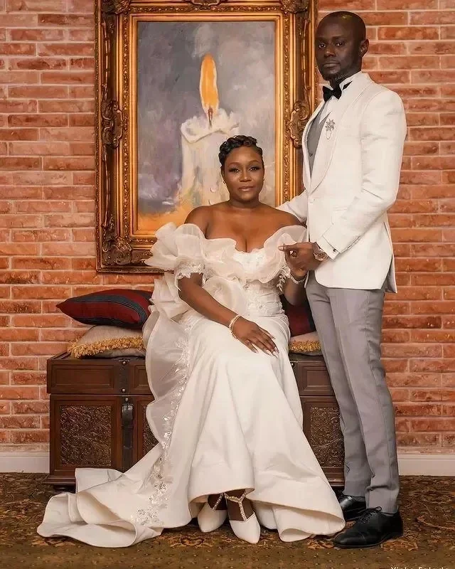 Abiti da sposa a sirena personalizzati con spalle scoperte Abiti da sposa taglie forti con volant in rilievo Sweep Train Satin Vestido De Novi