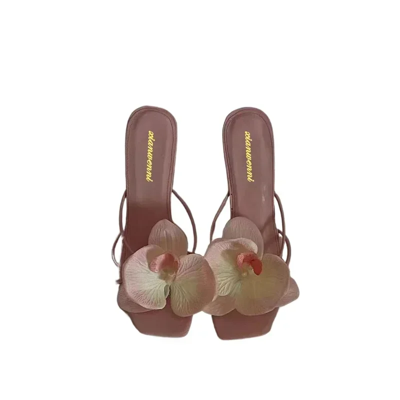Scarpe di marca di moda donna 2024 estate di alta qualità nuovi fiori eleganti Design pantofole da donna pantofole moderne con tacco alto