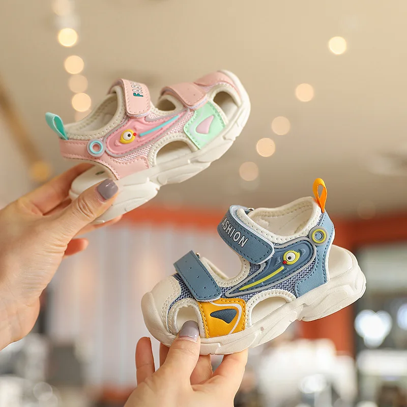 

Летние детские сандалии 2026 для девочек, мягкие, удобные, с закрытым носком, защитные, мультяшные, красочные, милые туфли для детей, летние для мальчиков и девочек