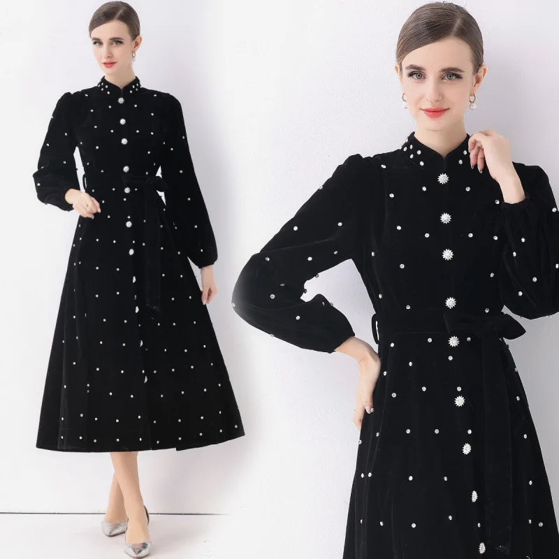 

Ретро-платье в стиле Хепберн из бархата с пышными рукавами, на одной пуговице, с юбкой-трапецией, завышенной талией, длинными рукавами и квадратным вырезом.