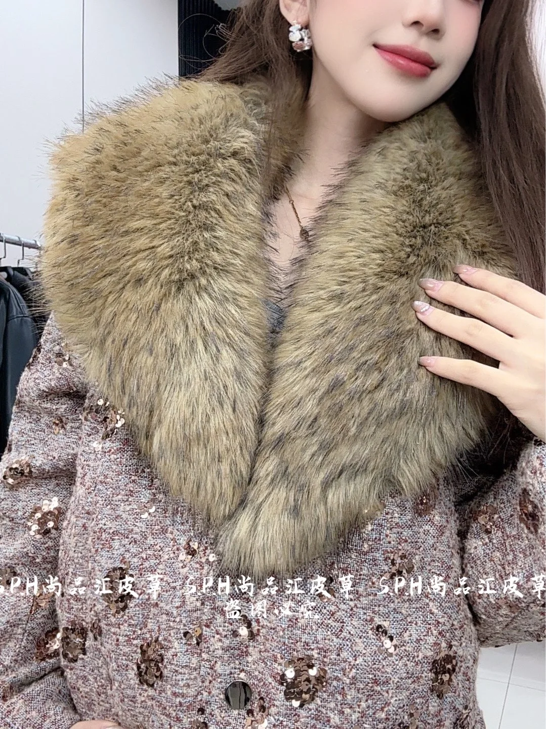 Fashionable Unique New Winter Padded Large Furry Collar Youth Style Faux Fur Coat Short Long Sleeves Woolen Jacket Streetwear
