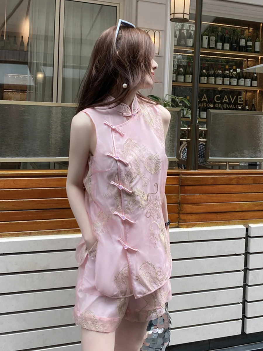 

Новый китайский ретро-комплект для женщин: летний костюм 2025 года, вышитые розовые шорты, шелковый комплект из двух предметов с пуговицами, модный