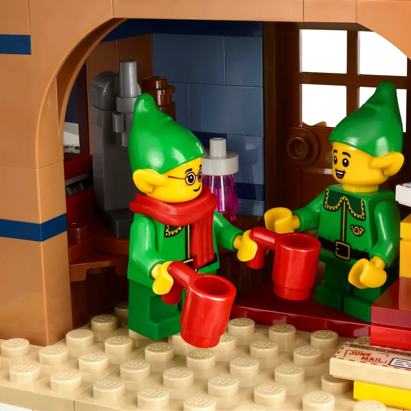 Lego Santa's Post Office 10339 5 Minifigures for 18+ Ages 1440 Pieces