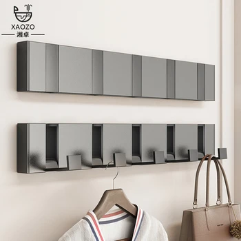 Ganchos plegables ocultos en la pared detrás del orificio de golpe colgante lujoso