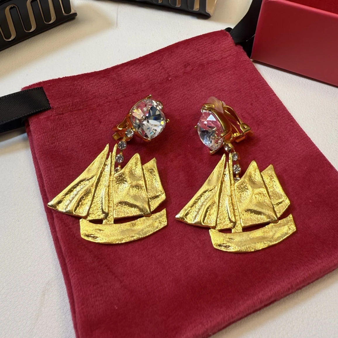 

Vintage Unique Design Brass Plated Gold Crystal Earrings Ear Clip Woman Luxury Brand Glamorous Jewelry