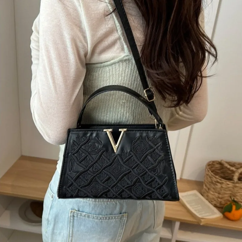 Heavy-duty Embroidered Single-shoulder Small Square Bag, A Stylish and Versatile Crossbody Bag with A Chic Handbag Feel