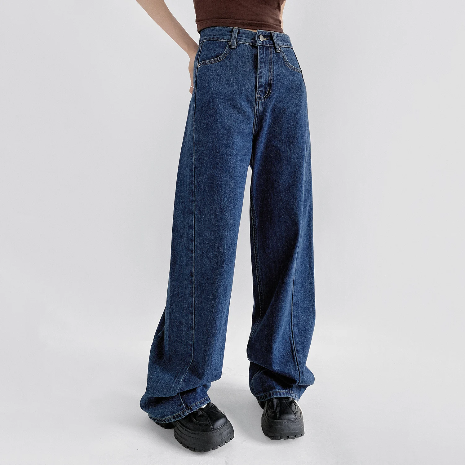 

Женские джинсы с высокой талией и широкими штанинами — свободный подол со швом в центральной панели (несколько стирок)