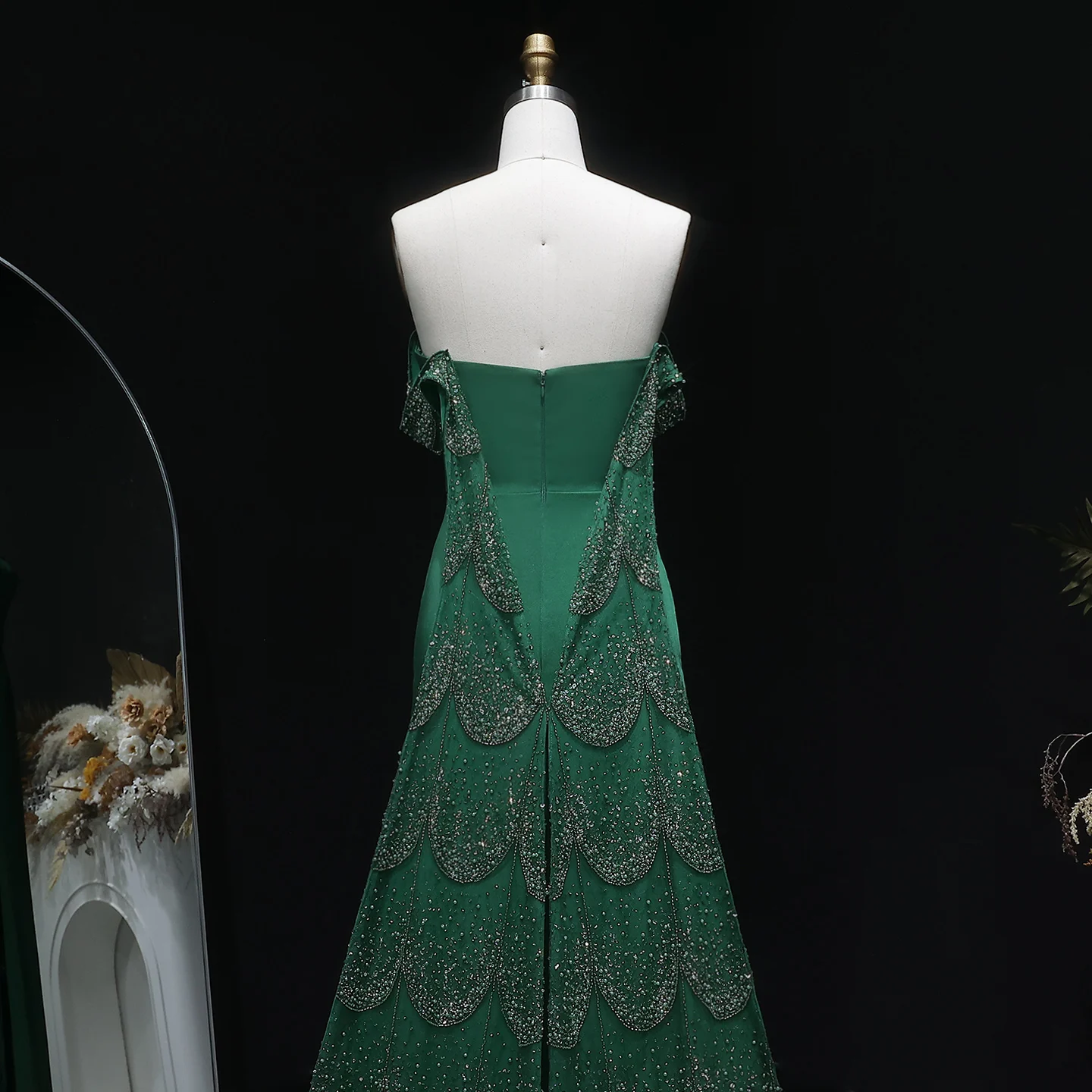 Sharon Said Smaragdgrünes Abendkleid, elegantes schulterfreies Kleid mit Pailletten und Perlen, formelles Partykleid für Damen, SS645, maßgeschneidert. – Detail 12