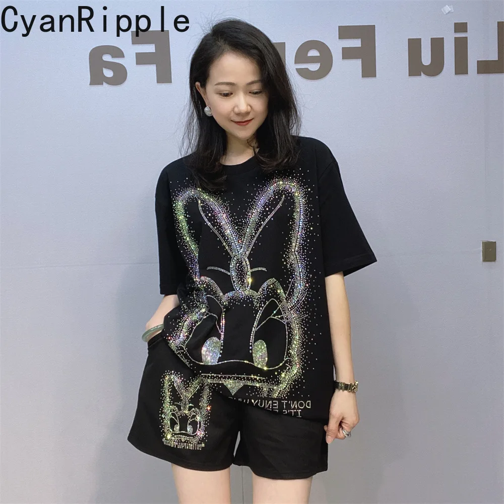 

Новый летний женский комплект 2026: футболка с коротким рукавом и мультяшным принтом, украшенная стразами, свободного кроя + шорты А-силуэта с широкими штанинами на резинке