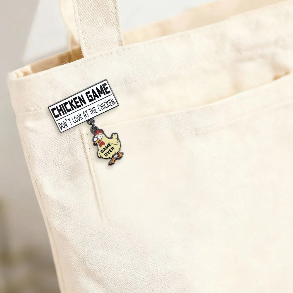 Lustiger Hühner-Spiel-Emaille-Pin: „Don't Look At The Chicken“-Brosche, Game Over Meme Abzeichen, Cartoon-Tier-Reversnadel, witziges Geschenk für Fans – Detail 5