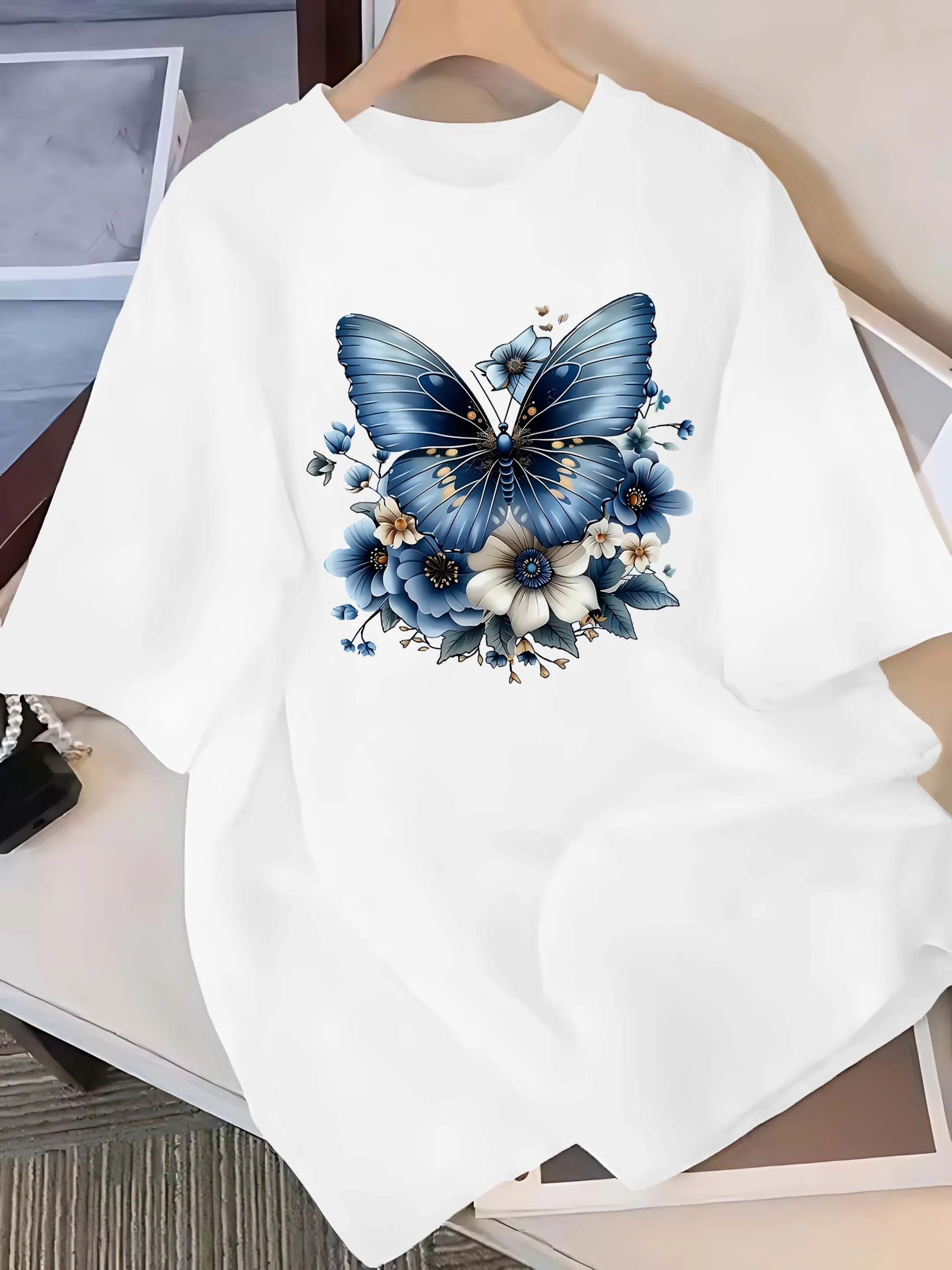 Camiseta de moda elegante con gráfico floral de mariposa artística de talla grande
