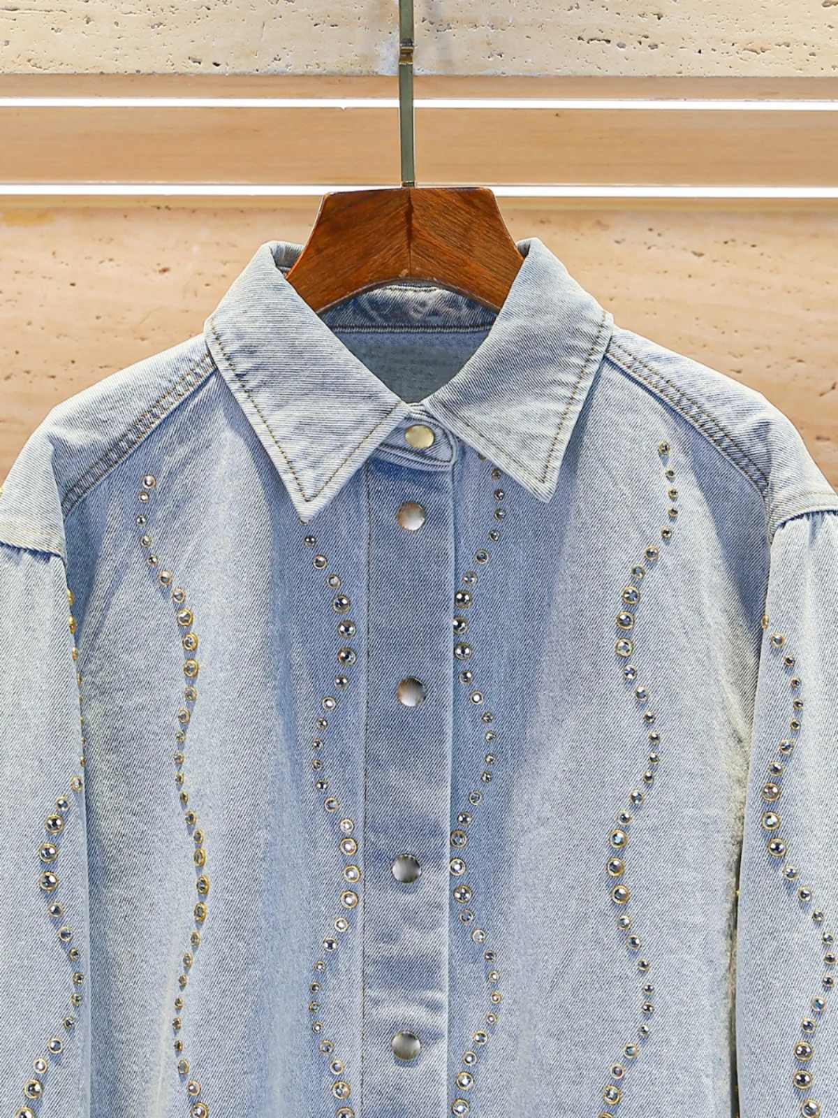 Ele Blue Ne Rhinestone irt เสื้อผู้หญิงทรงอ่อนโยน Sle Commute Sle Straight Cut Long Sve Button Closure