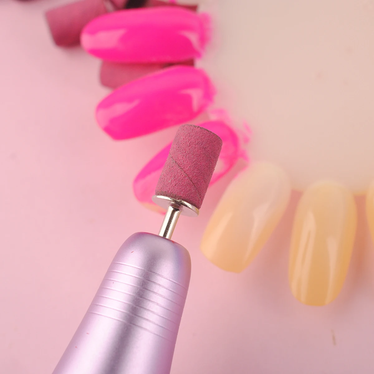 100 個サンディングバンドと 1 個金属シャフトセットネイルドリルビットマニキュアジェル角質カルスカッタードリルビットを削除するため