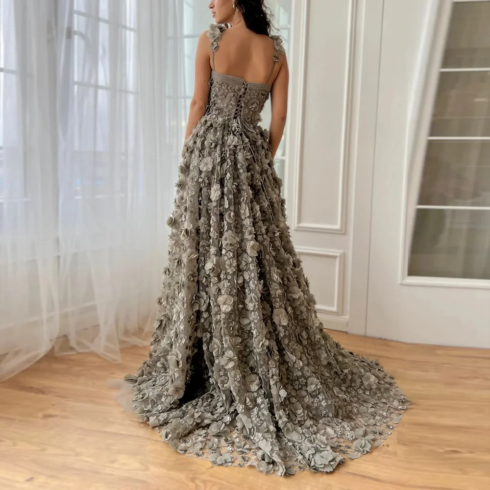 Maßgeschneiderte Abendkleider in A-Linie mit quadratischem Kragen, Spaghettiträger, seitlicher hoher Schlitz, 3D-Blumen, Spitzenapplikationen, langes Abschlussball-Partykleid