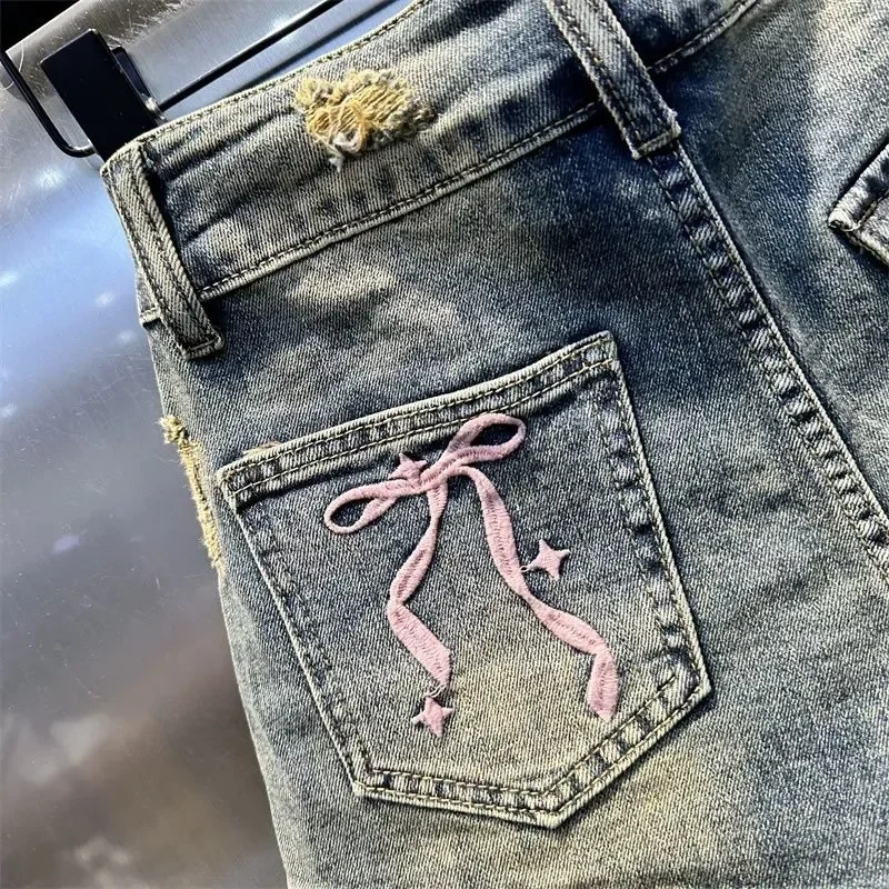 Pantalones cortos de mezclilla con diseño deshilachado Sexy Retro, pantalones cortos de moda bordados con lazo de cintura baja para mujer