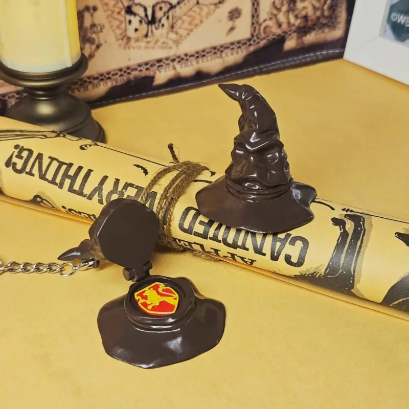 

2025Новая оригинальная глухая коробка, колпачок для ключей, костюм кино, волшебник, периферия, сортировочная шляпа, шляпа волшебника, брелок, винтажные колпачки для ключей с персонажами, подарок