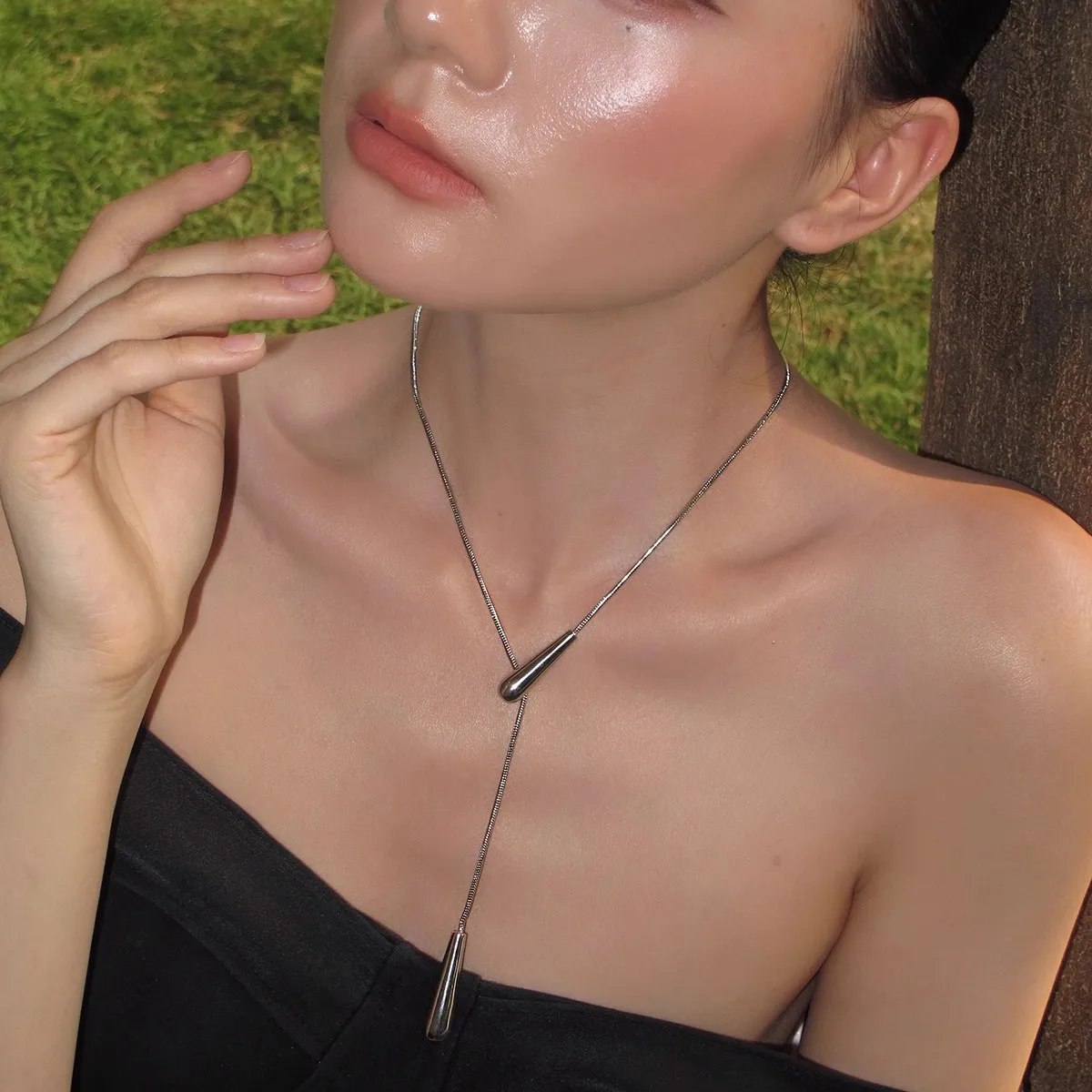 Y Europäische und amerikanische minimalistische lange goldene silberne ausziehbare Schlangenknochenkette mit Wassertropfen-Anhänger-Halskette für Frauen