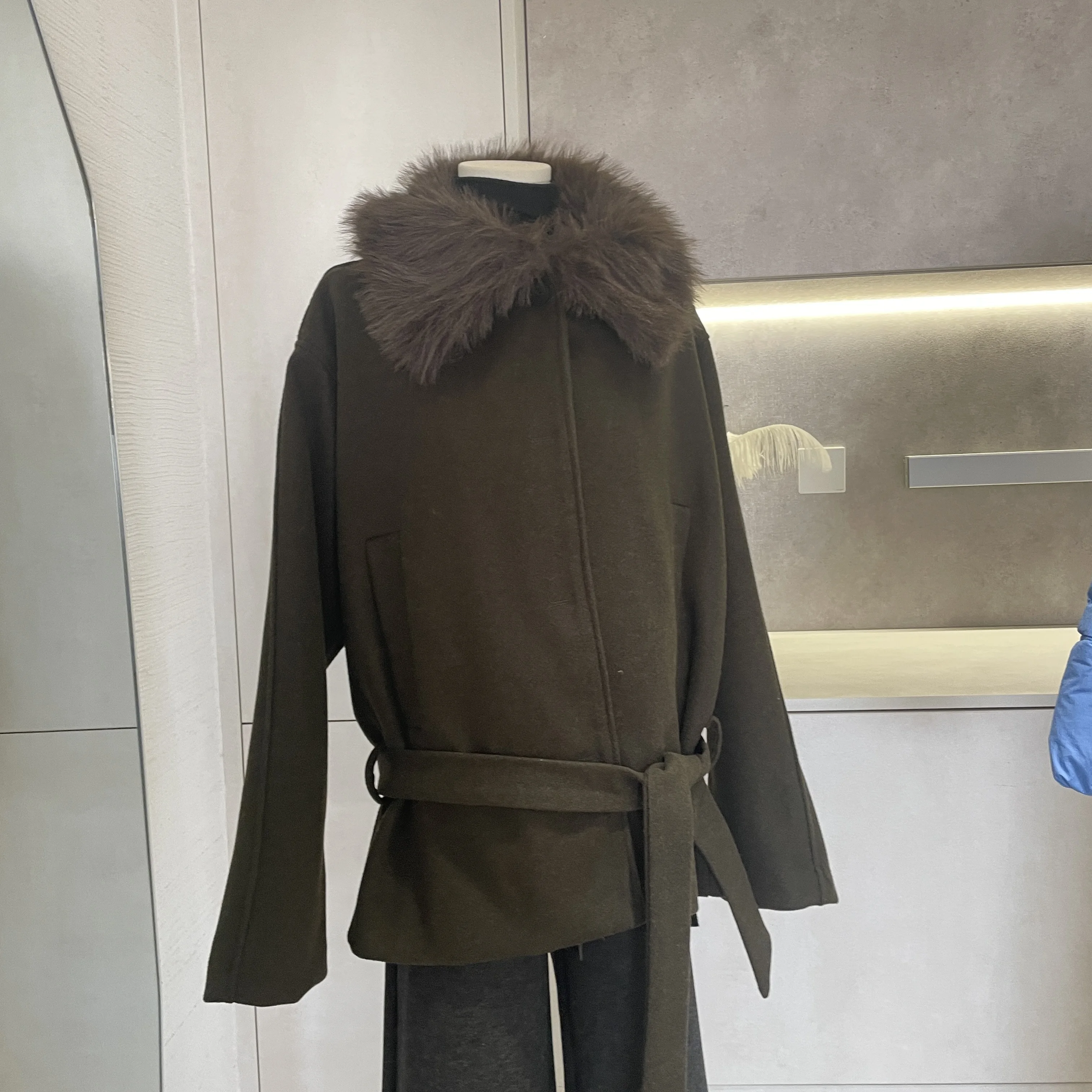 

2025 New Women's Clothing: European and American Style Fashionable Faux Fur Collar Belt Long-Sleeved Coat