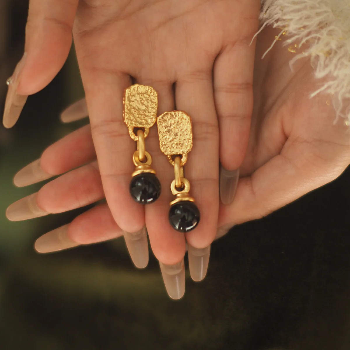 

Heavy craftsmanship with pleated and hammered texture, retro pendant, black agate gemstone earrings