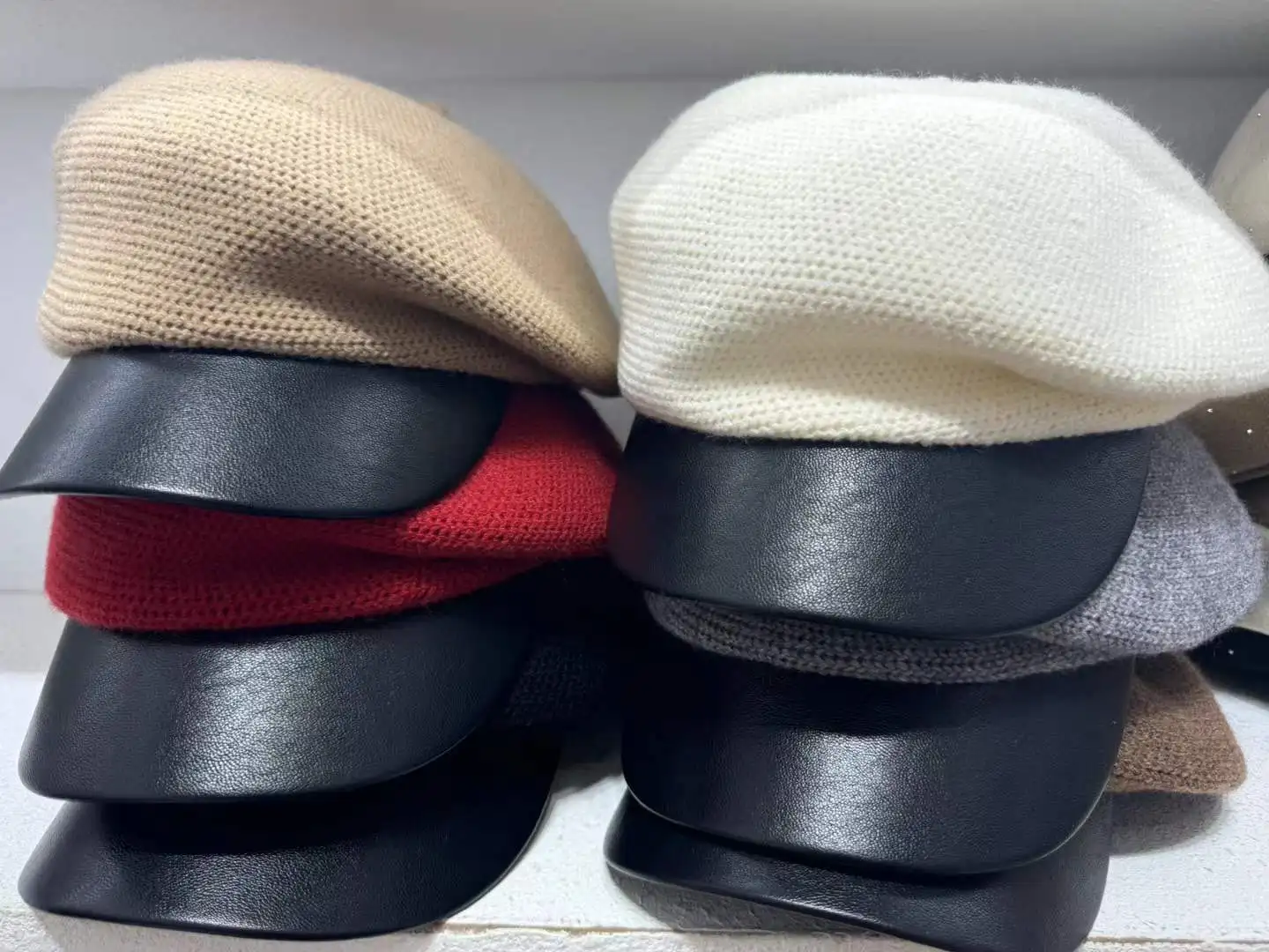 Warme und stilvolle unregelmäßige Wollmütze für Damen mit achtzackigen Ecken, Lederbezug und gestrickter wolkenförmiger Mütze mit A